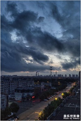 【黑云塞空万马屯】
