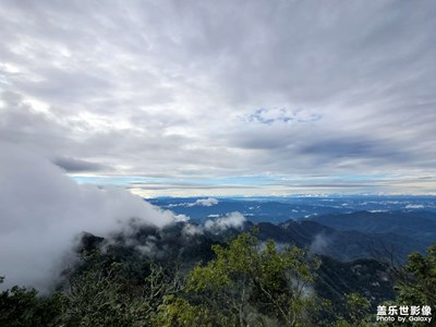 雨后，云雾消散，群山初现