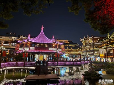 绚丽灯光点亮古建筑夜色