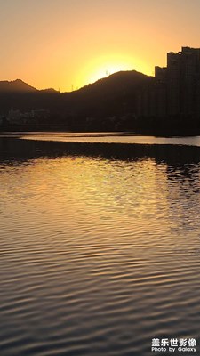 灿烂彤霞