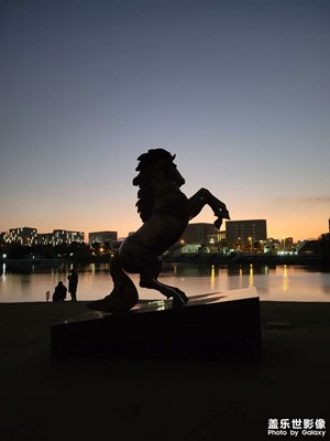 红霞长夜交汇时
