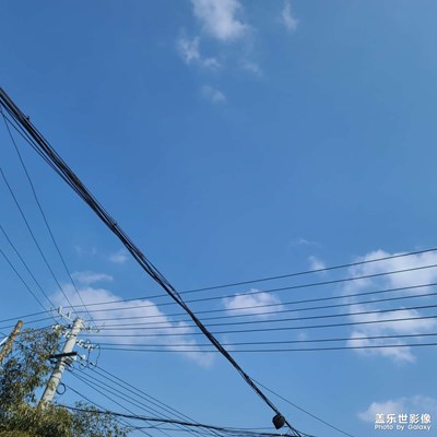 农村的天空蓝蓝的