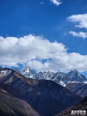 横断山脉的莲花雪山