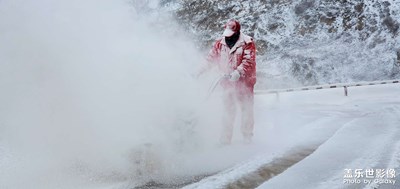 石油工人与天斗，与地斗