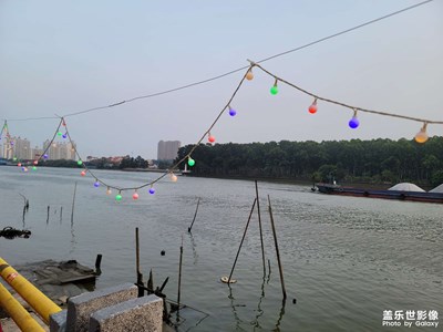 夜幕下的河边