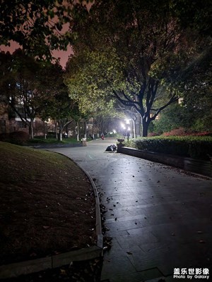 疫情下的上海某闵行区小区夜景