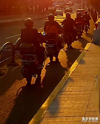 夕阳西下 下班人在路上