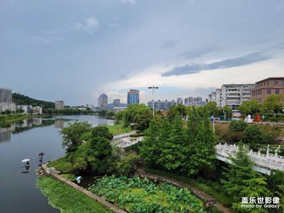 东边日出西边雨，道是无晴却有晴。