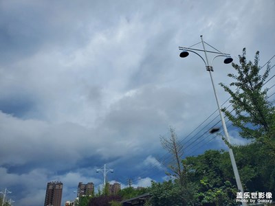 天青色等烟雨，而我在等你