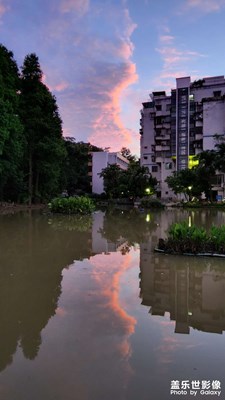 入夜的红霞