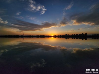 湖边的日出日落