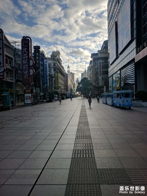 10月16日早上的南京路步行街