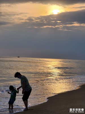 外婆外孙海滩