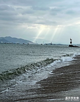 雨后天晴的海边