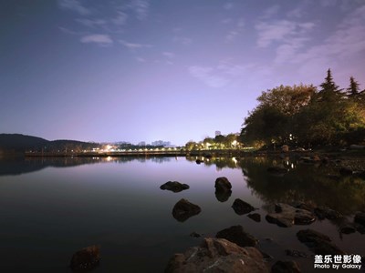 夜晚湖边