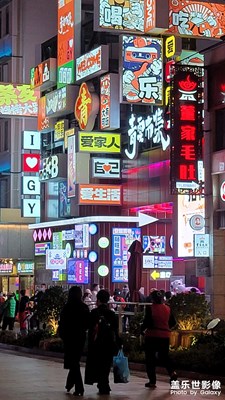 本地的网红街，拍糊了。哈哈