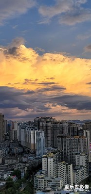 日落的黄昏，夕阳西下，断肠人在天涯。