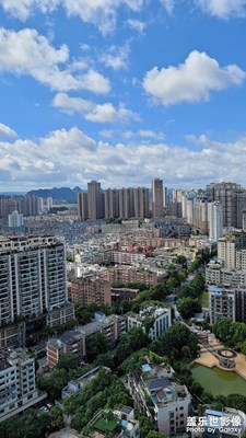明媚的阳光照耀着我们，心情舒畅多了