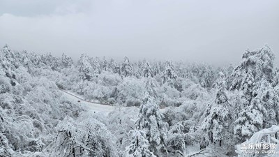 峨眉山雪景