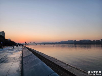 钱塘江边的晚霞