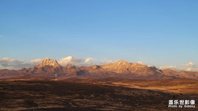 夕阳下的雪山