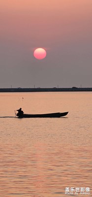 傍晚拍摄的太湖夕阳