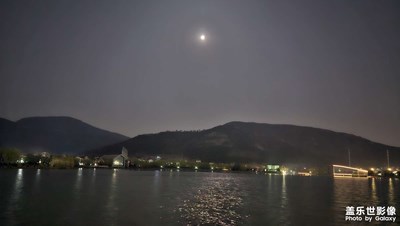 月夜湖山