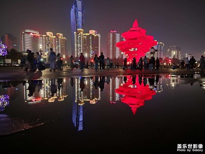 夜幕下的五四广场