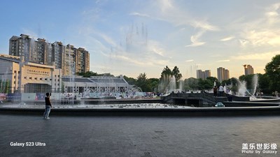 【镜头里的夏天】城市里高楼大厦夹缝中的美景

