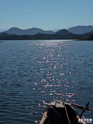 【浮光掠影】+夕阳与湖面的诗意时刻