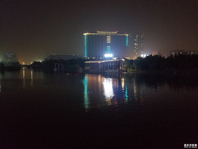 三星note8和华为P10plus夜景对比图，