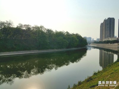 河在这里弯了个弯