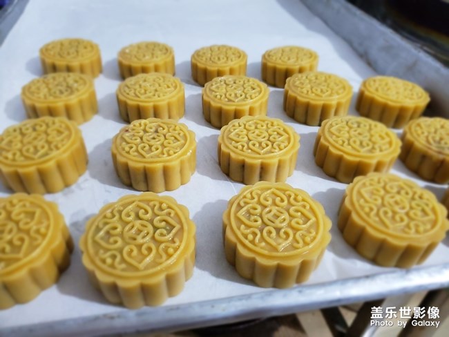 “八月十五月正圆 、中秋月饼香又甜 ”