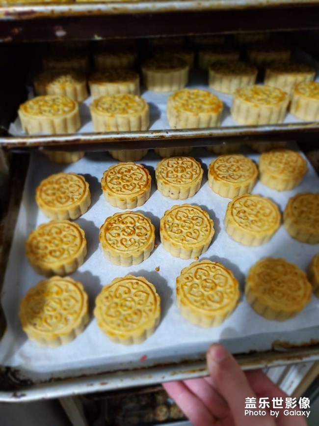 “八月十五月正圆 、中秋月饼香又甜 ”