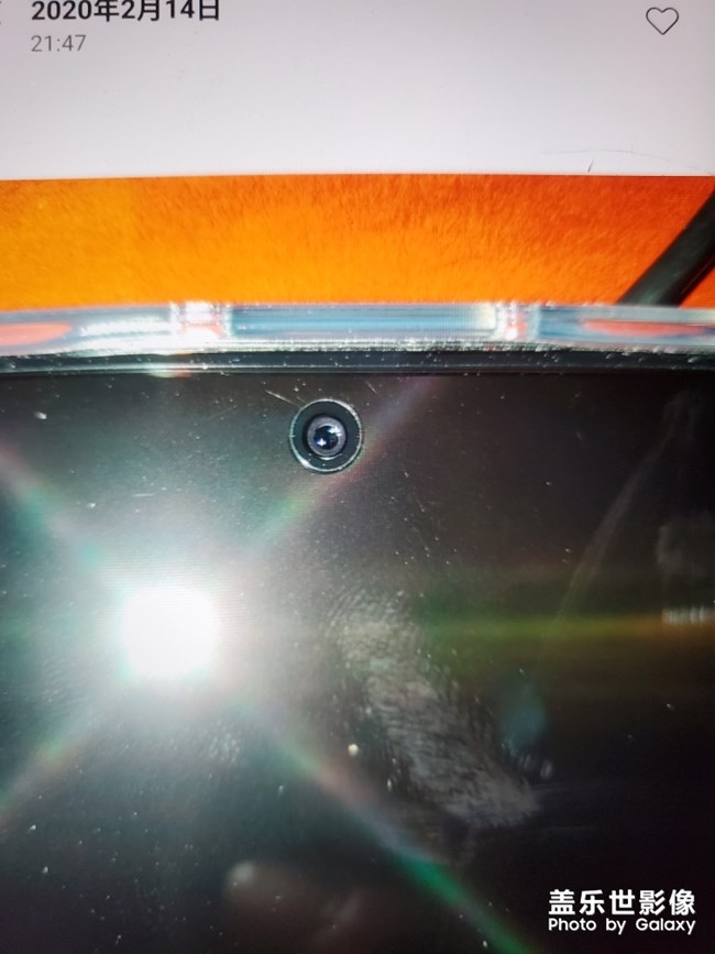 note10+前置摄像头偏吗？