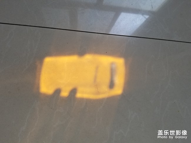 s10+皓玉白阳光下影子金色影子蛮好看