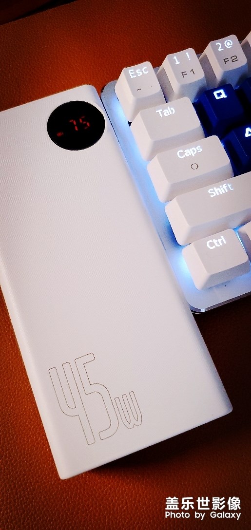 入了一个倍思45w充电宝