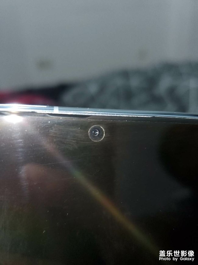 S20+屏幕有缺口