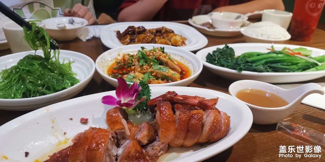 家常便饭，午饭和同事一起下馆子。