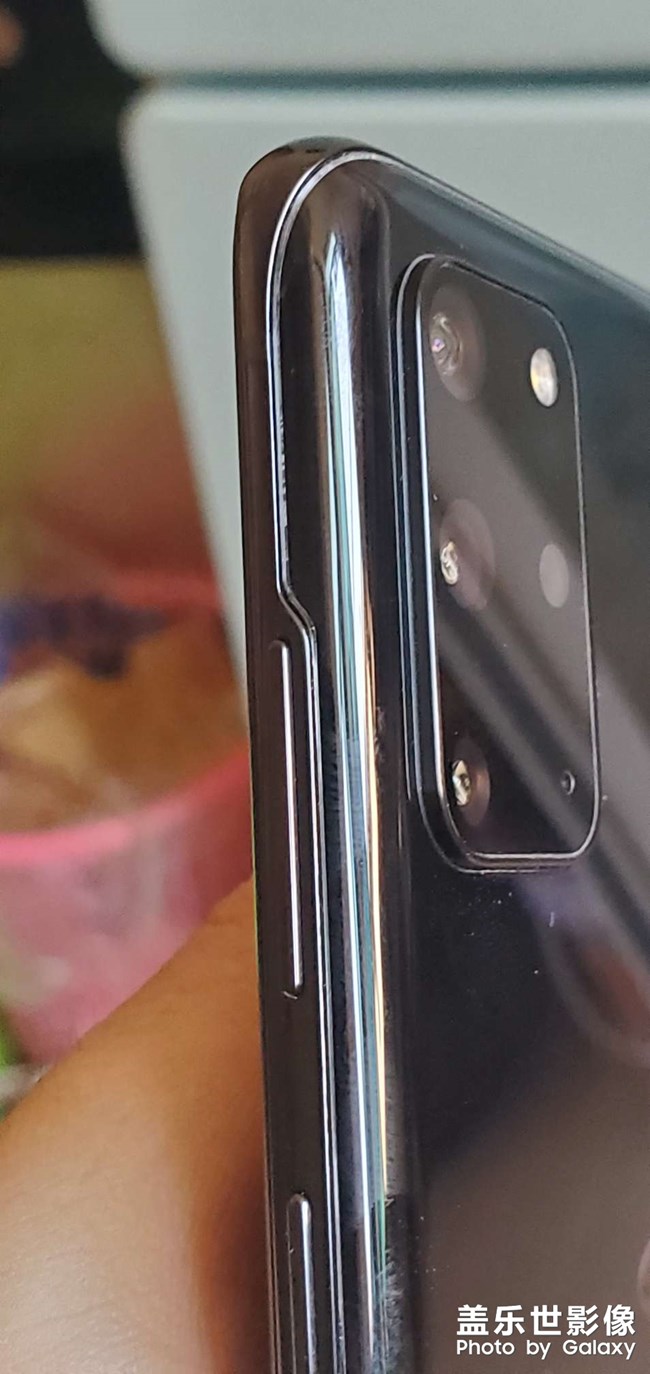 这黑色后盖边缘正常吗？