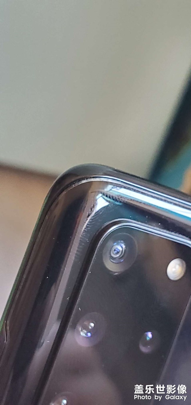 这黑色后盖边缘正常吗？