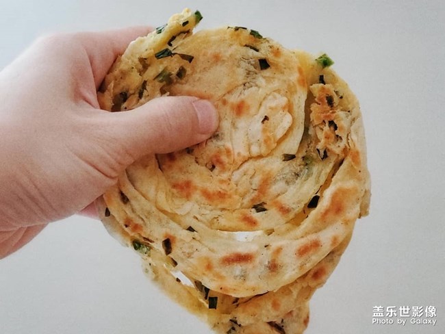 中午吃点葱油饼吧