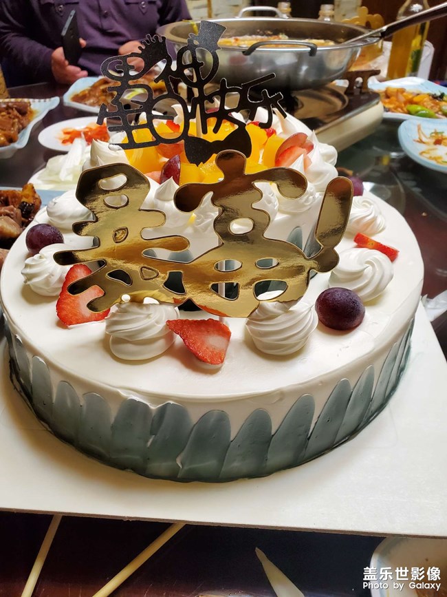 简单的一个蛋糕，体现了兄弟情义