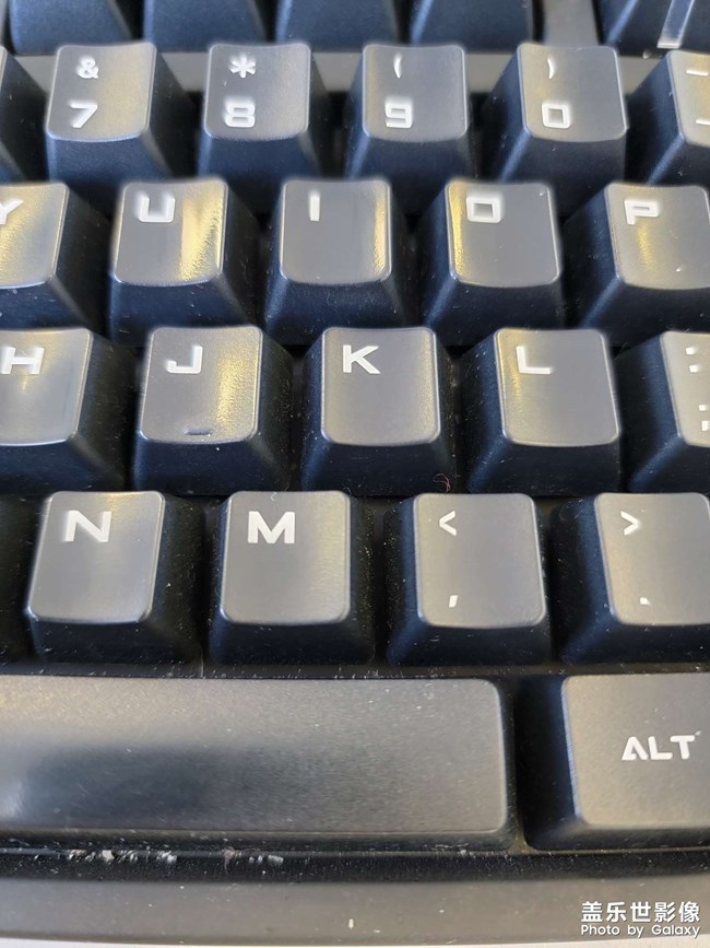 S21U的主摄拍摄翻车了，不仅畸变非常严重，虚影也很大