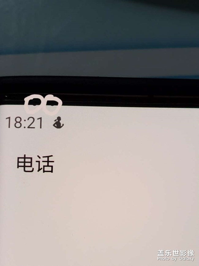 手机顶上两个小点，啥情况
