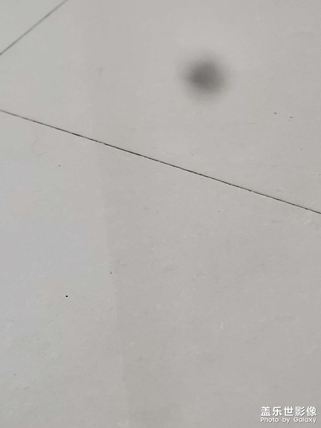 摄像头放大拍照有黑影，正常1.0拍照就没有