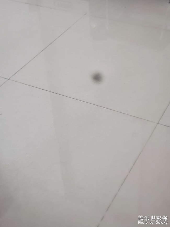 摄像头放大拍照有黑影，正常1.0拍照就没有