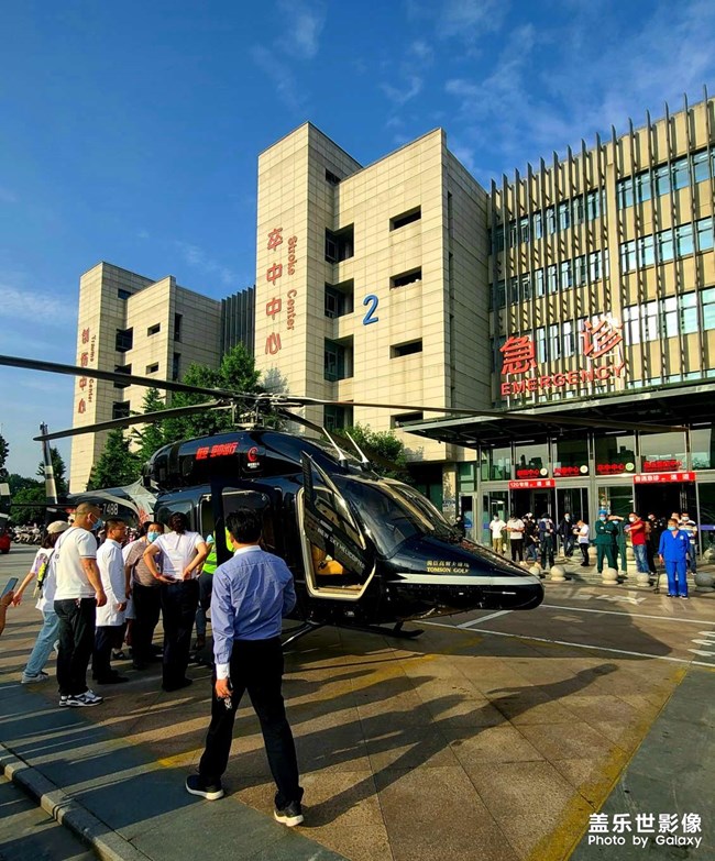 医院飞来架直升机
