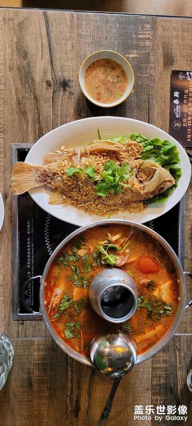 品尝泰国美食、泰式蒜香炸鱼、冬荫功海鲜