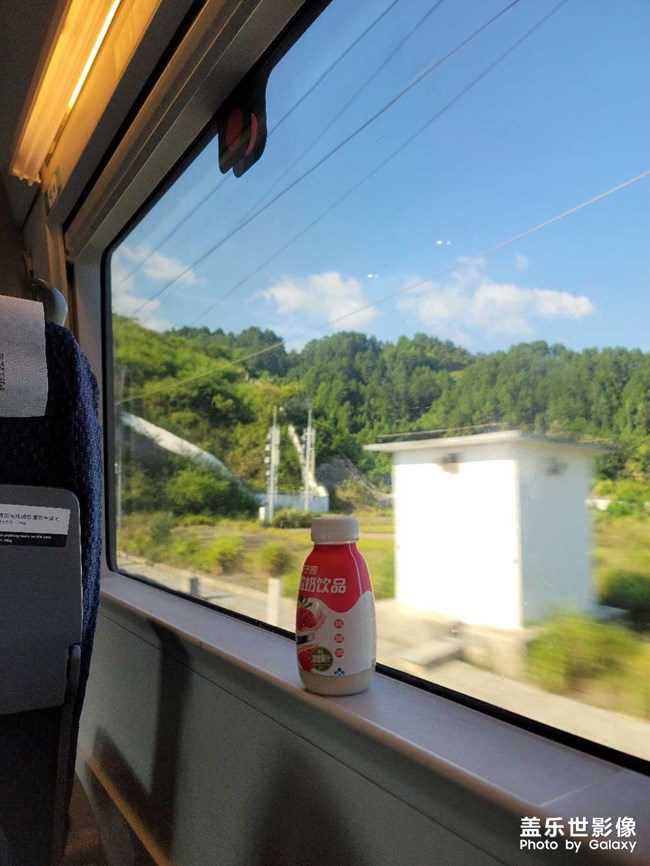 又怕吵，又怕安静。